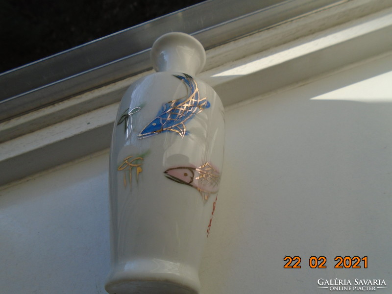 Japán kézzel festett,aranykontúrozott kék és rózsaszín koi hal mintával, kézzel  jelzett váza
