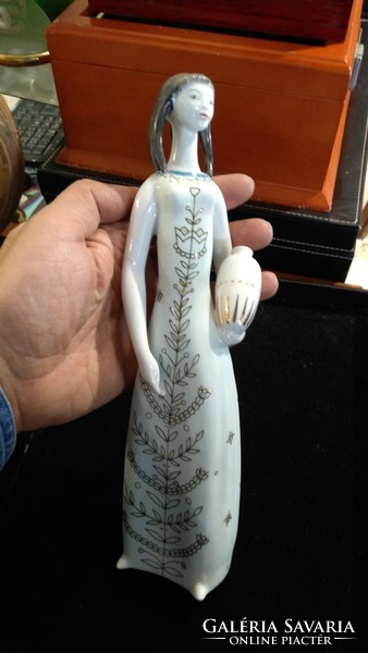 Hollóházi porcelán nő szobor, 27 cm-es, hibátlan állapotban.