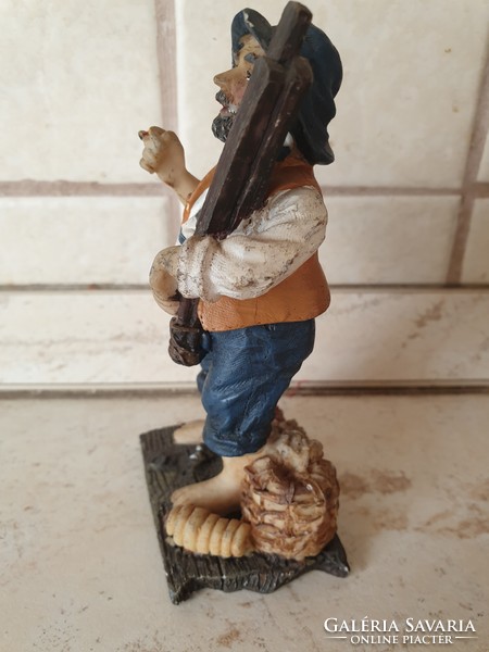 Csontporcelán halász figura, szobor eladó!Hibátlan antik figura