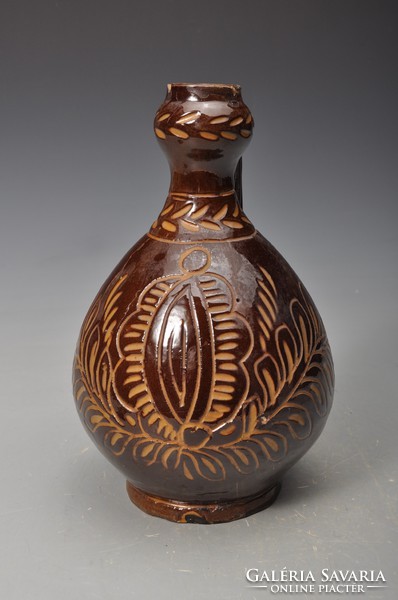 A jar with a rare engraved pattern, 