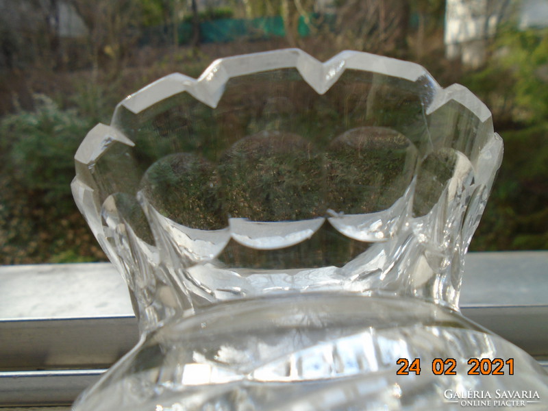 Antik vastagfalú öblös váza gazdag csiszolatokkal