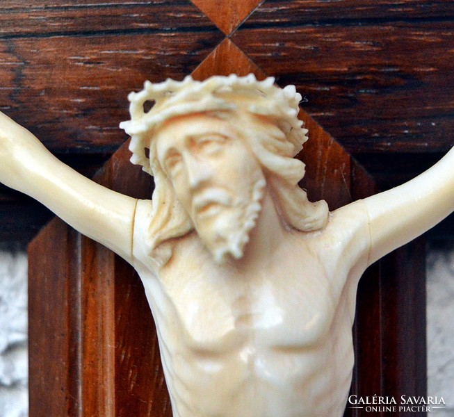 58. Antique, bone of Jesus Christ (15 cm huge dimensions!) 40 Cm crucifix, imposing