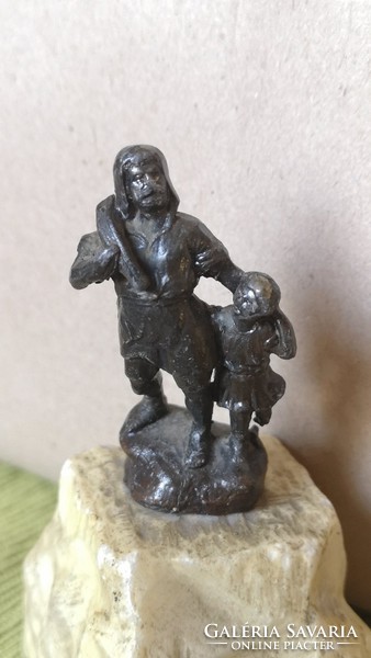 Kiránduló apa fia bécsi bronz szobor