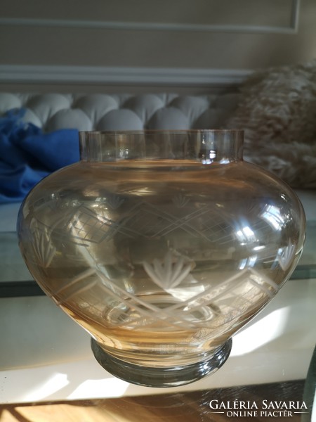 Borostyánsárga metszett díszüveg, váza