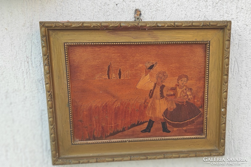 Intarzia kép, keretben,jelenetes népviseletbe öltözött leàny,és fiú, gabona mező a hàttérben!