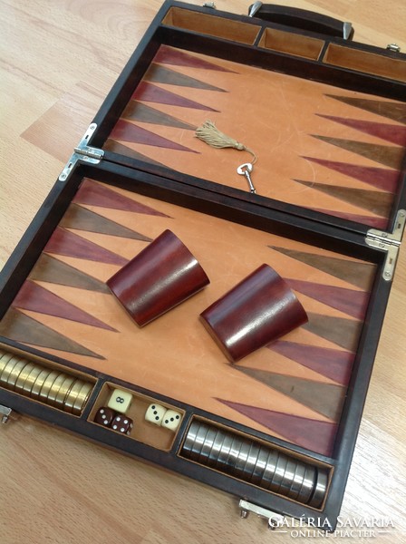 PERONI FIRENZE luxus márkájú Backgammon társasjáték bőr tartóban, fém figurákkal