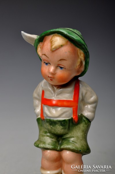 Régi Bertram porcelán rövidnadrágos gyerek figura. hibátlan - vitrin állapotú.