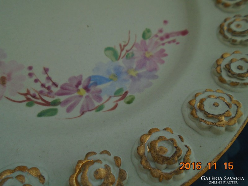 A Szultáni Isztambuli manufaktúrából Milli Yildiz Saraylar aranyozott szignós plasztikus virágos tál