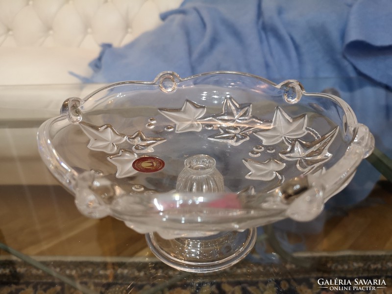 Kristály üveg talpas kínáló, asztalközép 18 cm borostyánlevéllel, jelzett