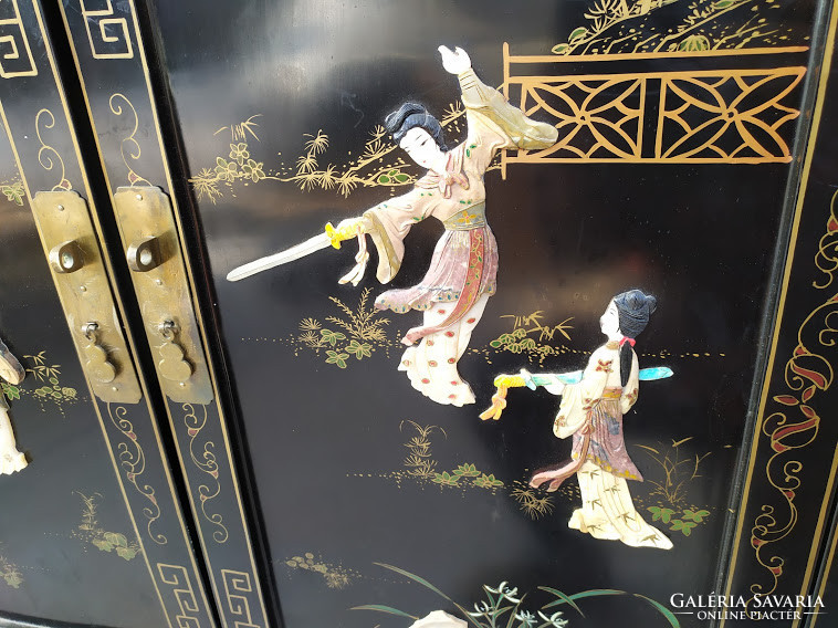 Antik kínai gésa életkép madár dombor berakásos 2 fiókos fekete lakk szekrény 3923