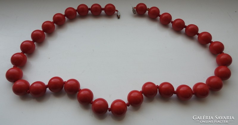Big eyes retro red plastic pearl necklace