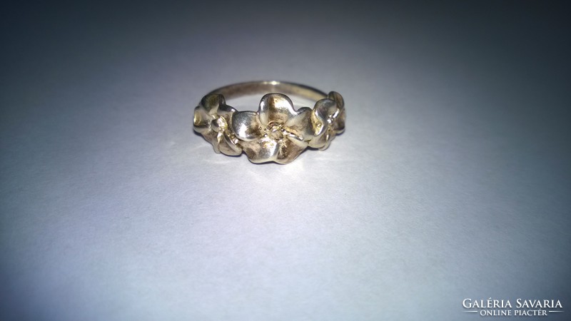 3 Flower-decorative silver ring 925, mark. Diameter 19 Mm. A beautiful piece that is also valuable as a gift