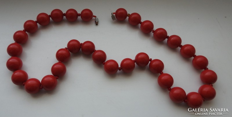 Big eyes retro red plastic pearl necklace