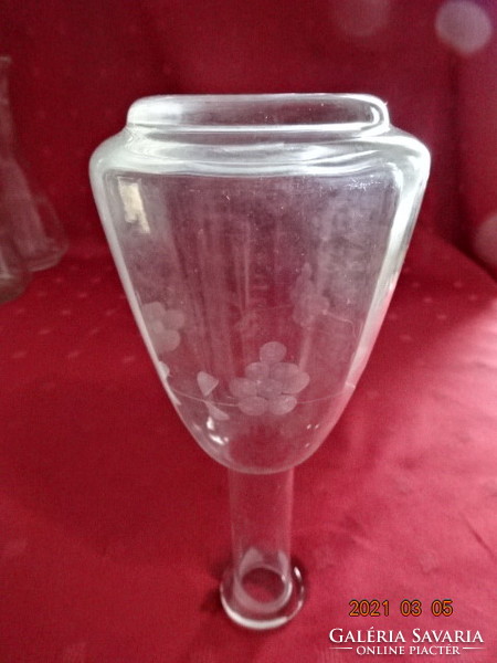 Negyedliteres dekanter boros üveg, szőlőfürtös, csiszolás magassága 17 cm. Vanneki! Jókai:
