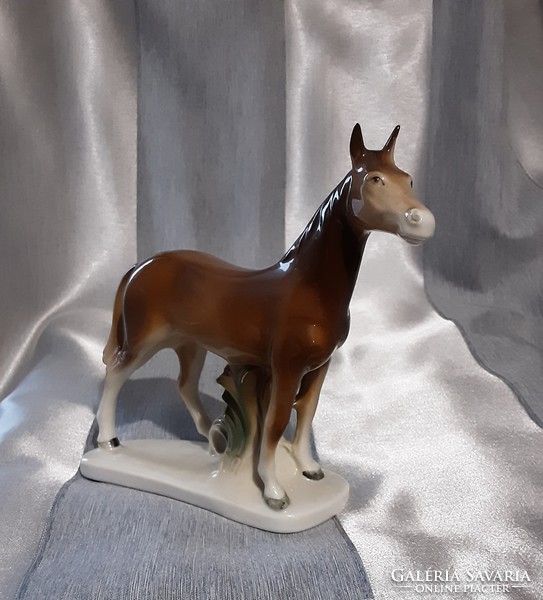 Német, eredeti, jelzett talapzaton álló porcelán ló, hibátlan, vitrin minőség