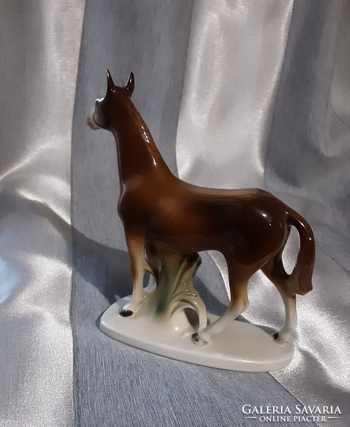 Német, eredeti, jelzett talapzaton álló porcelán ló, hibátlan, vitrin minőség