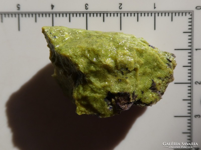 Természetes Szerpentin kő Stichtit kristályokkal (Atlantiszit). Gyűjteményi darab. 15 gramm