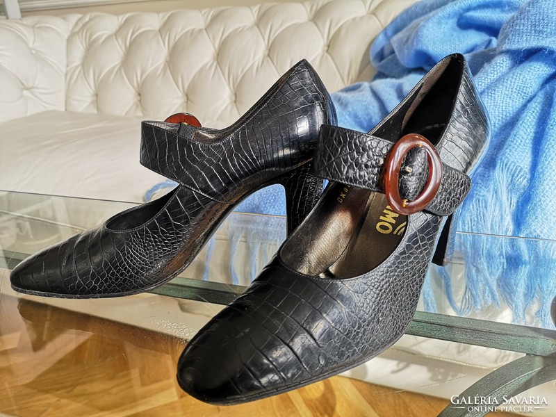 Ferragamo 39-es fekete bőrcipő, krokodil print, bakelit csat,