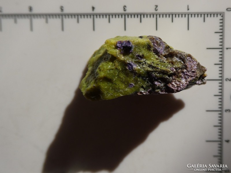 Natural serpentine stone with stichtite crystals (Atlantisite). Collector's item. 15 grams