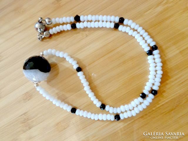 Pretty necklace made of agate black with white eyes