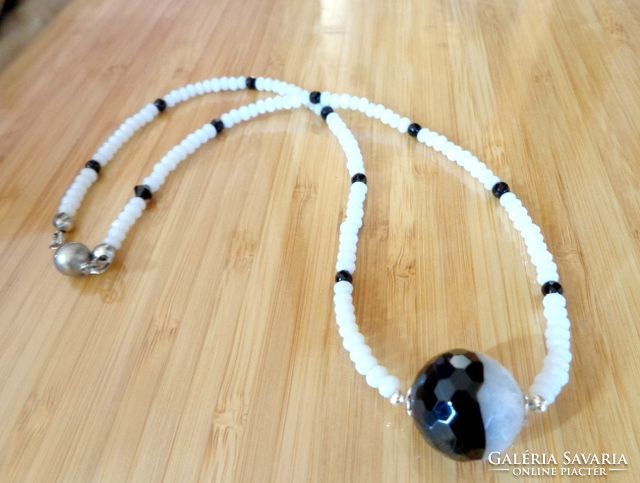 Pretty necklace made of agate black with white eyes