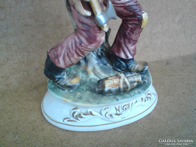 Kézzel festett kerámia szobor favágó (33 cm magas)