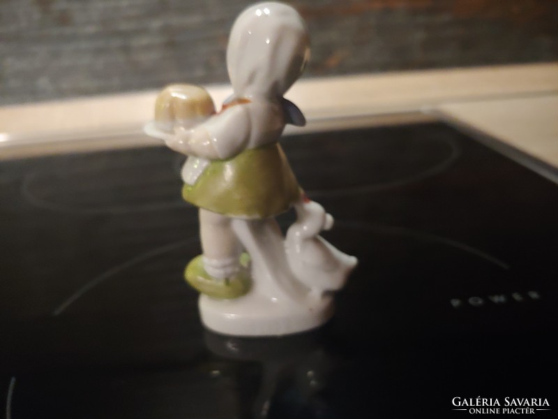 Kislány kuglóffal kacsával  porcelán