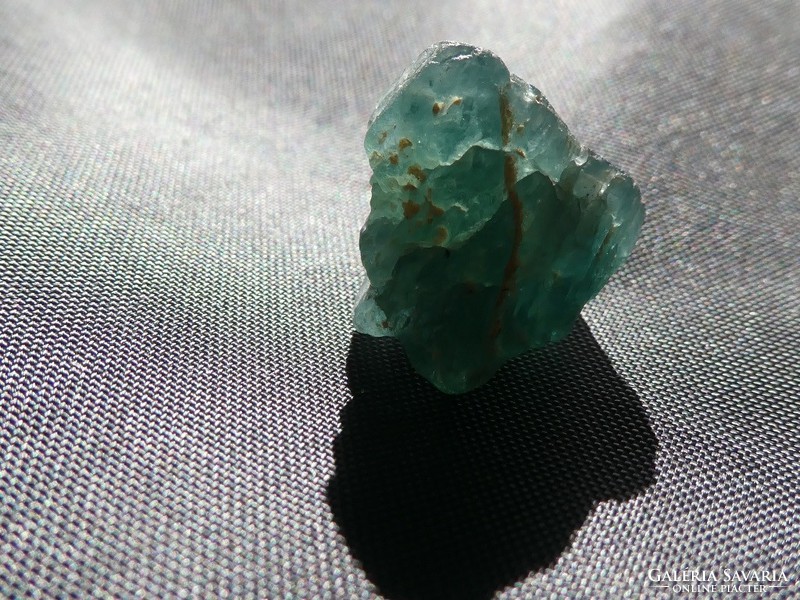 Természetes zöld Apatit nyers ásvány. 5,2 gramm. Ékszeralapanyag vagy gyűjteménybe.
