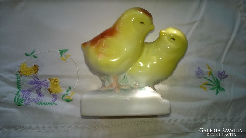 Porcelain figurine of a pair of chicks, flawless