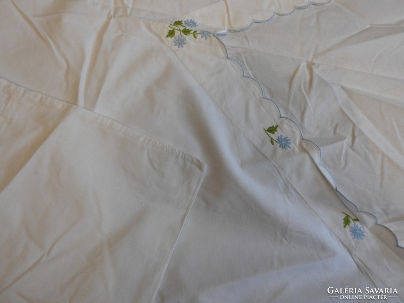 Antik apró hímzésekkel díszített fehér tükrös ágynemű garnitúra - párna + takaró huzat ( 2 db van )