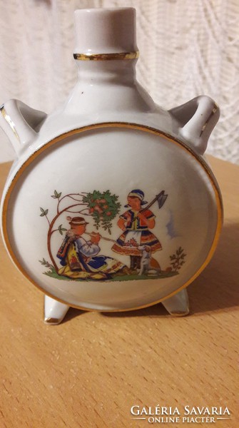 Kispesti porcelán kulacs, különböző népviseletes fiú-lány jelenettel