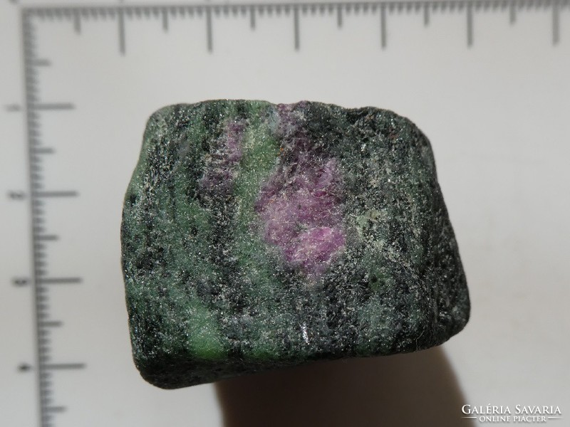 Természetes Aniolit (Rubin-zoisit-amfibol / Rubinzoizit) darab, nyers ásvány. 48 gramm