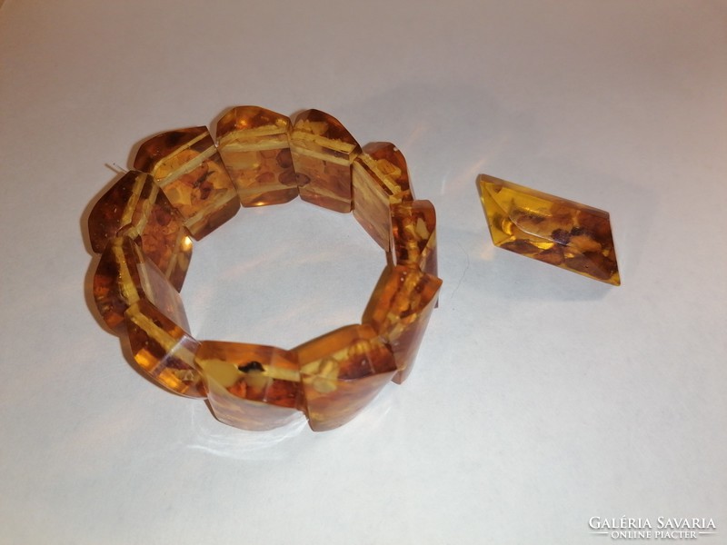 Amber bracelet and brooch (711)