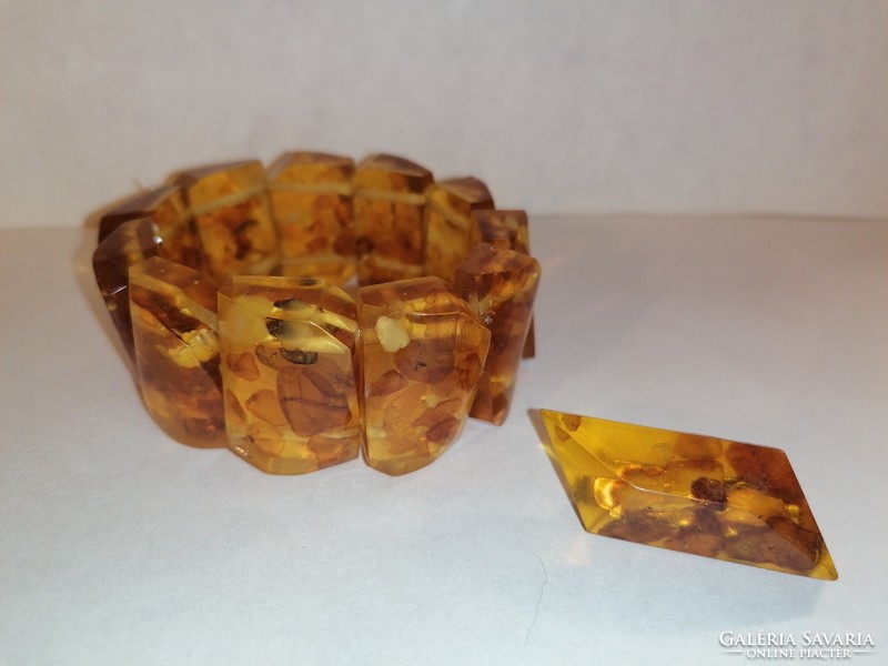 Amber bracelet and brooch (711)
