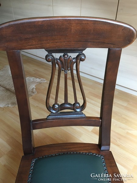 Különleges formájú szék garnitúra