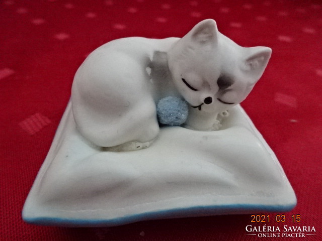 German porcelain, kitten sleeping on a pillow. The size of the base is 5.5 x 5.5 cm. He has!