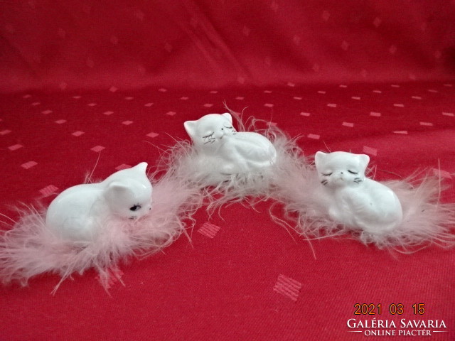 German porcelain, kittens sleeping in a feather bed. Three pieces, three sizes. He has!