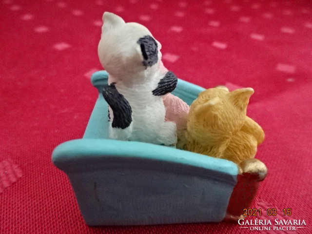A pair of kittens sunbathing on the stairs. The base is 3.5 x 3 cm. He has!