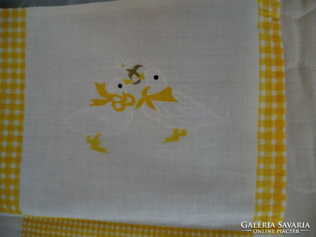 2 small tablecloths with Easter motifs to start the spring