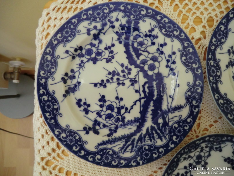 Ünnephez illő Kifinomult Porcelán tányér 3 db  13 és 17 cm átmérővel  kézi festéssel jelzés nélkül