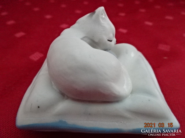 German porcelain, kitten sleeping on a pillow. The size of the base is 5.5 x 5.5 cm. He has!