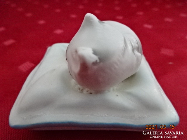 German porcelain, kitten sleeping on a pillow. The size of the base is 5.5 x 5.5 cm. He has!