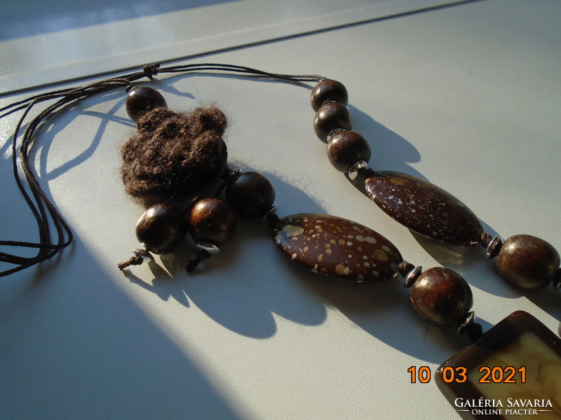 Látványos hosszú vintage nyaklánc nagy  bordó-barna  és fa gyöngyökből,csiszolt kő hatásu díszekkel