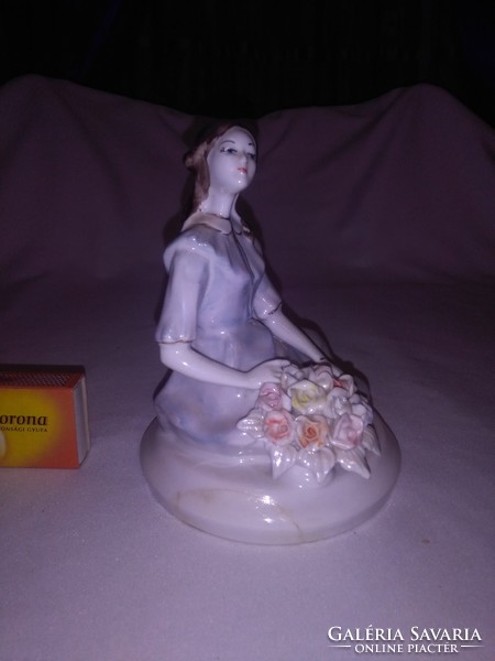 Lány virág csokorral - porcelán figura, nipp