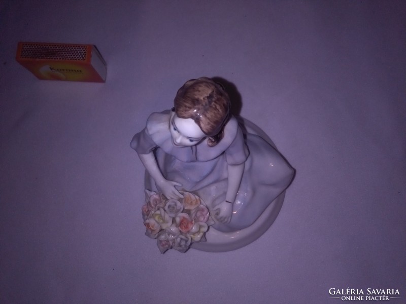 Lány virág csokorral - porcelán figura, nipp