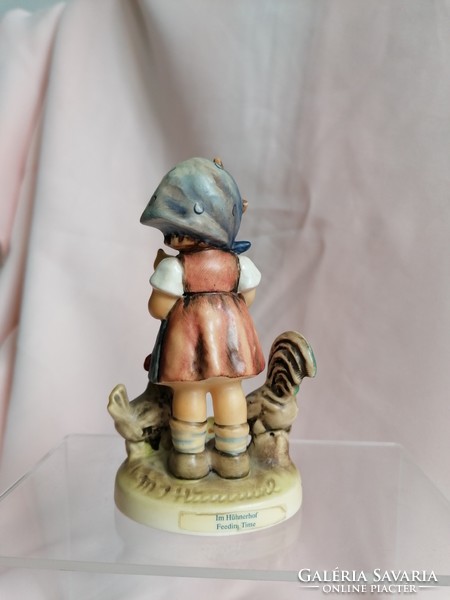 Hummel porcelán figura: Kislány a baromfiudvarban