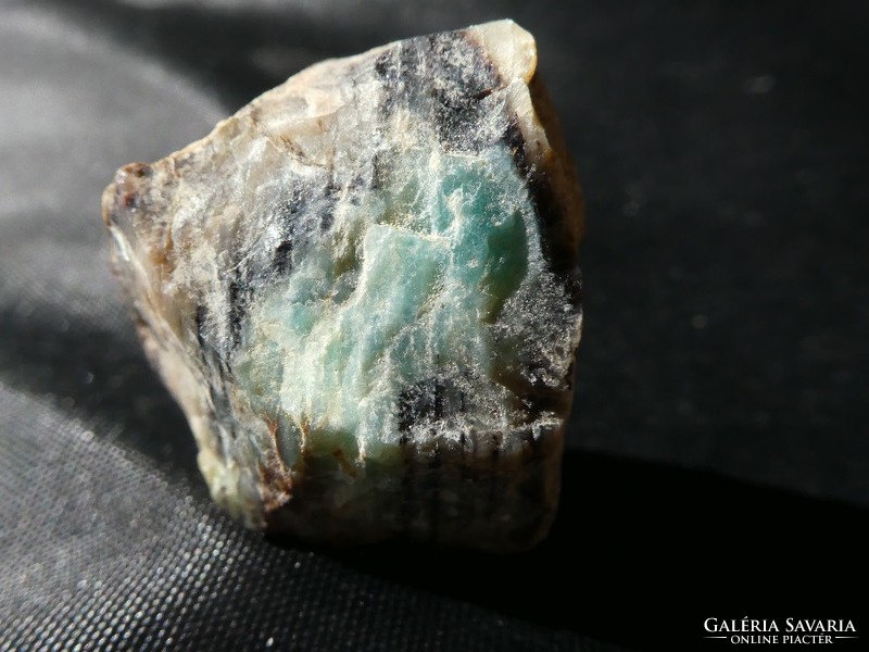 Rare and special: opalized wood fossil with copper, malachite and chrysocolla minerals. 20.8 grams