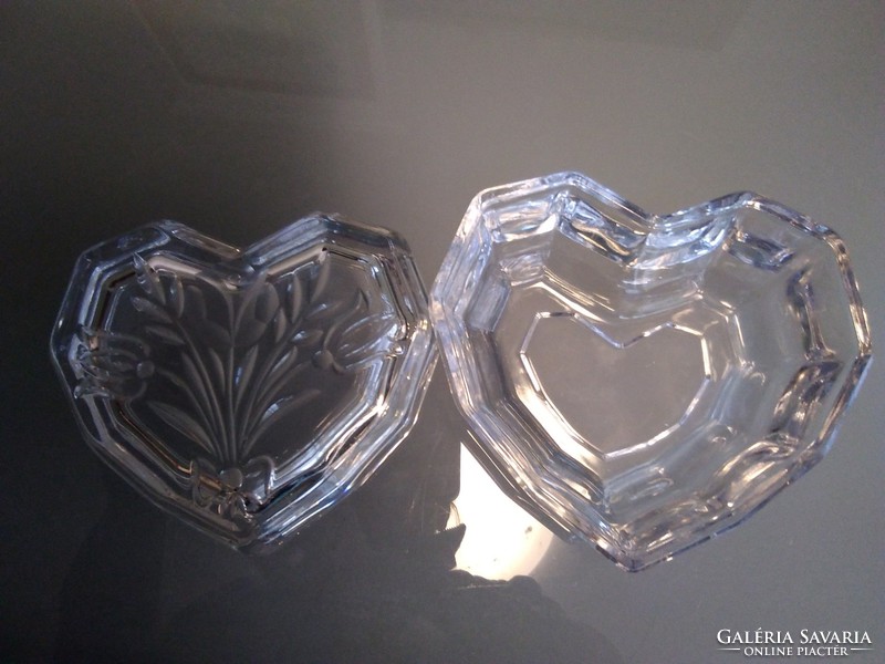 Nagyon régi szív alakú tulipán csokros gyűrűtartó-bonbonier átlátszó üvegből. 