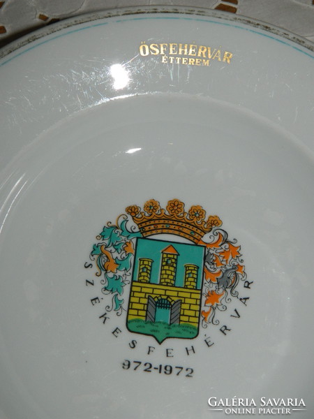 Zsolnay címeres tányér.