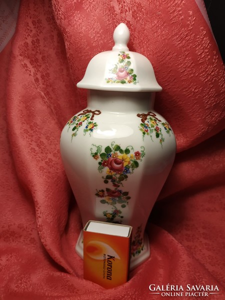 Lichte porcelain urn vase with lid